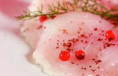 Recette poisson : Recette Carpaccio dorade à l’huile vanille et baies roses