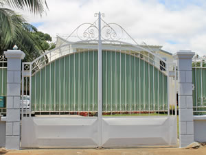 A l'île de la Réunion, le baro ou portail, avec ses deux piliers et son portail, indique une séparation symbolique entre l'espace public de la rue et l'espace privé de l'emplacement