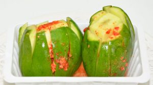Mangues vertes avec du piment rouge