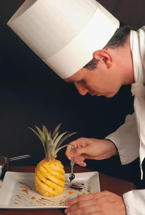 Aymeric Pataud, installé à l'île de la Réunion, est issu de l'une des plus prestigieuses institutions de la gastronomie française, l'école Ritz Escoffier à Paris