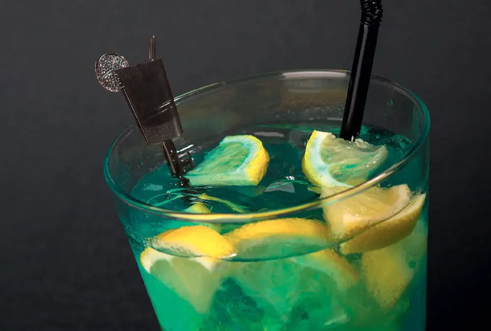 Recette Cocktail : Blue Caipirinha – Recette de cocktail brésilien