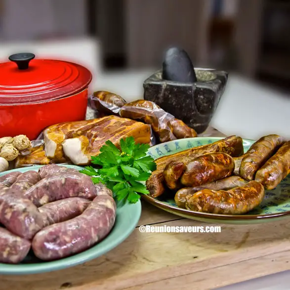 Spécialités réunionnaises avec des saucisses