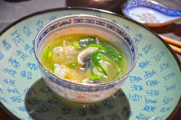 Bol de soupe chinoise pour une soirée fondue