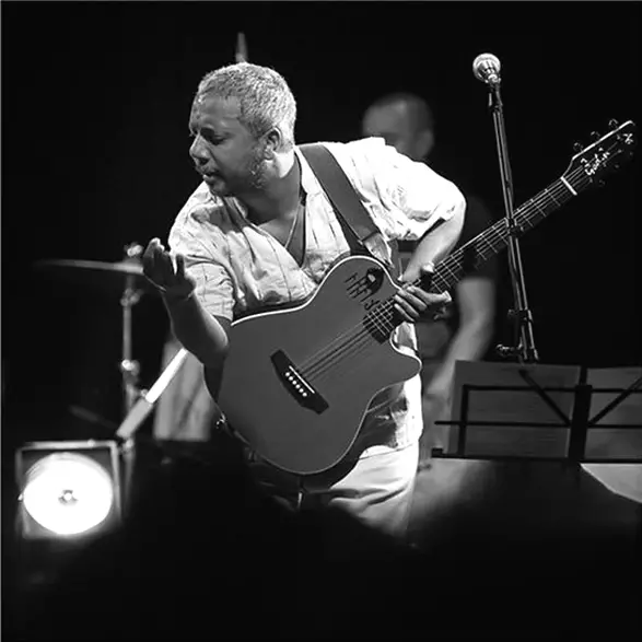 Tikok Vellaye est un artiste musical Réunionnais, il est le leader du groupe Ti Sours 