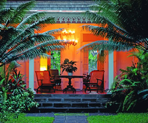 A l'île de la Réunion, synonyme de véranda, la varangue est une galerie couverte située en façade d’une maison.