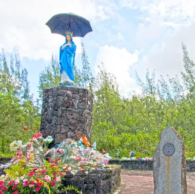 La vierge au Parasol à Sainte Rose Réunion, village Créole